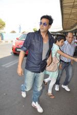 Akshay Kumar leave for Dubai on 7th Nov 2012 (4).JPG